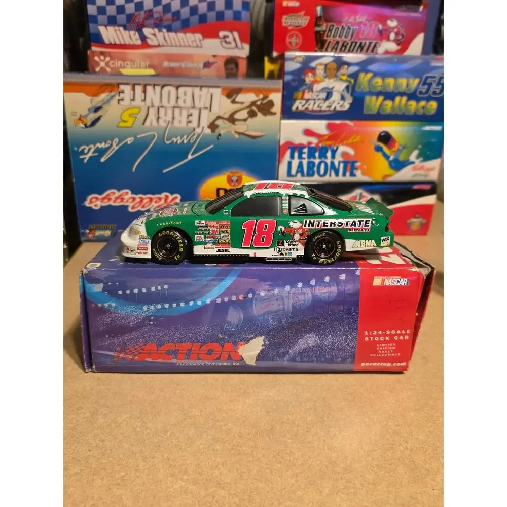 Bobby Labonte #18 Interstate Batteries Polar Bear 2001 Grand Prix 1/24 Nascar
